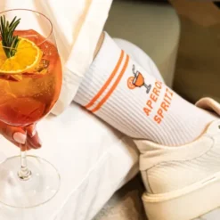 Aperol Spritz Socken Gr. 40-43 - weiße Motivsocken mit gesticktem Aperol-Glas und Schriftzug
