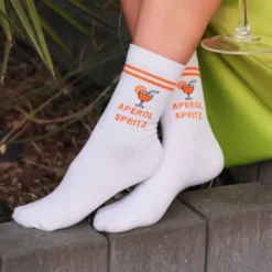Aperol Spritz Socken Gr. 36-39 - weiße Motivsocken mit gesticktem Aperol-Glas und Schriftzug
