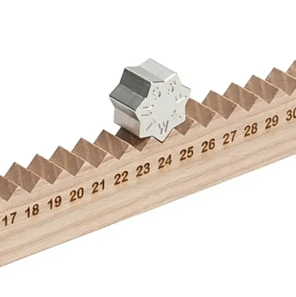 Ewiger Kalender Eschenholz - Monthly Measure - gravierte Holzleiste 1-31 mit Metallstern Wochentage