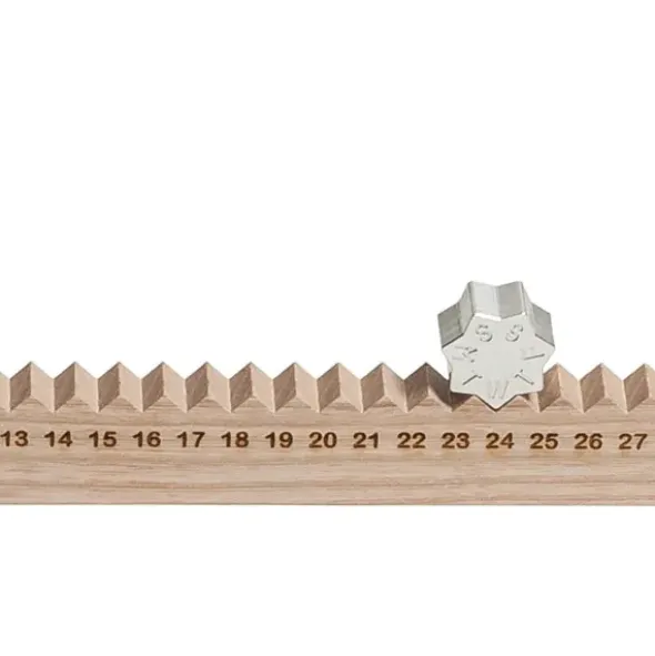 Ewiger Kalender Eschenholz - Monthly Measure - gravierte Holzleiste 1-31 mit Metallstern Wochentage