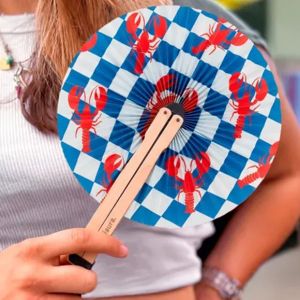 Handfächer Pai Pai mit Hummer-Motiv – klappbarer Fächer rund mit Holzgriff