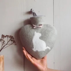 Herz Wärmflasche aus Filz - MIEZE KATZE sitzend, powdered jade