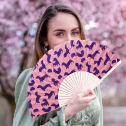 Holzfächer 42 cm Dackelmotiv lila - Handfächer mit Textilbespannung & Trageschlaufe