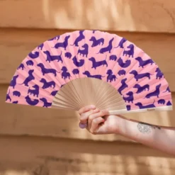 Holzfächer 42 cm Dackelmotiv lila - Handfächer mit Textilbespannung & Trageschlaufe