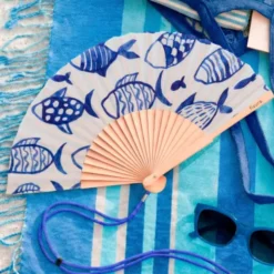 Holzfächer 42 cm Fische blau-weiß - Handfächer mit Textilbespannung & Trageschlaufe