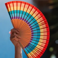 Holzfächer 42 cm Regenbogen bunt - Handfächer mit Textilbespannung & Trageschlaufe