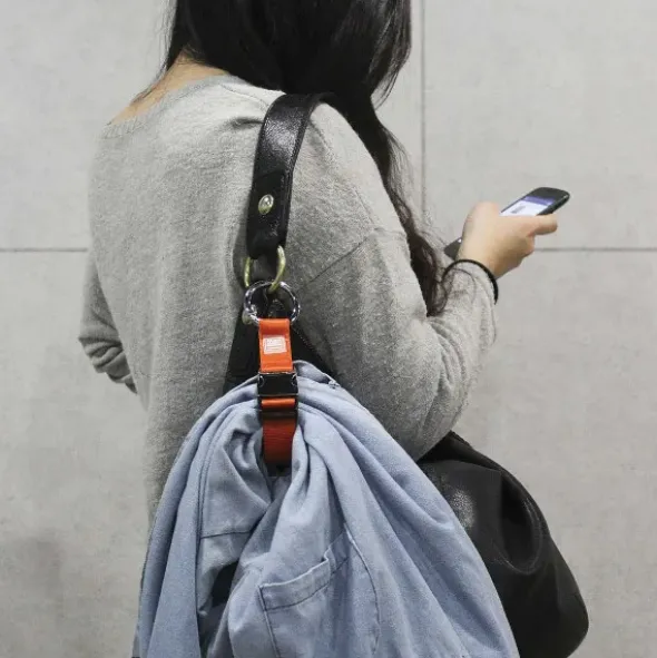 Jackenhalter mit Clip für Tasche oder Rucksack schwarz