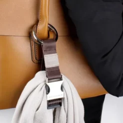 Jackenhalter mit Clip für Tasche oder Rucksack türkis