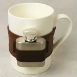 Kaffee mit Schuss - Tasse mit Flachmann