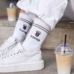 Kaffee Socken Gr. 40-43 - weiße Motivsocken mit gesticktem Coffee to go Becher und Schriftzug