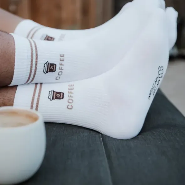 Kaffee Socken Gr. 36-39 - weiße Motivsocken mit gesticktem Coffee to go Becher und Schriftzug