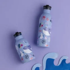 Kindertrinkflasche 0,5 l mit Meerestiere Motiv – blaue Edelstahlflasche mit Sporttrinkverschluss und Strohhalm