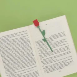 Lesezeichen Rose aus Kunststoff, Buchmarker LOVE mit roter 3D Blüte