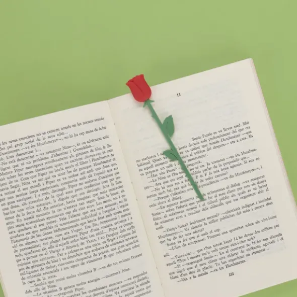 Lesezeichen Rose aus Kunststoff, Buchmarker LOVE mit roter 3D Blüte