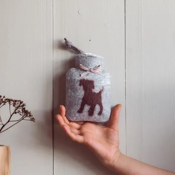 Mini Wärmflaschen graumeliert / Handwärmer aus Filz mit Hundemotiv