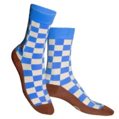 Motivsocken kariert blau weiß – im Coffee to go Becher mit griechischem Design