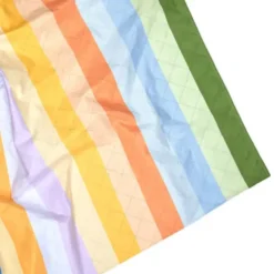 Picknick- und Stranddecke XL 240 x 170 cm mit Beutel – schnelltrocknend & leicht, bunt gestreift
