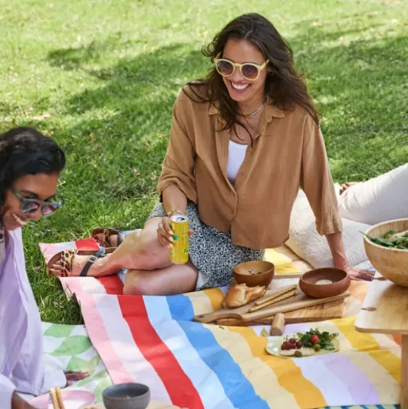 Picknick- und Stranddecke XL 240 x 170 cm mit Beutel – schnelltrocknend & leicht, bunt gestreift
