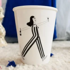 Porzellanbecher weiß - Motiv Frau mit Weinflasche "Wine O´Clock"