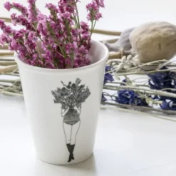 Porzellanbecher weiß - Motiv Frau mit Blumenstrauß "Flower girl"