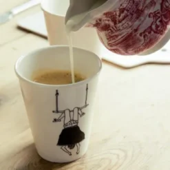 Porzellanbecher weiß - Motiv Frau auf Trapez-Schaukel