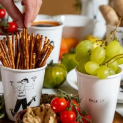 Porzellanbecher weiß - Motiv Frau jagt Kuchen