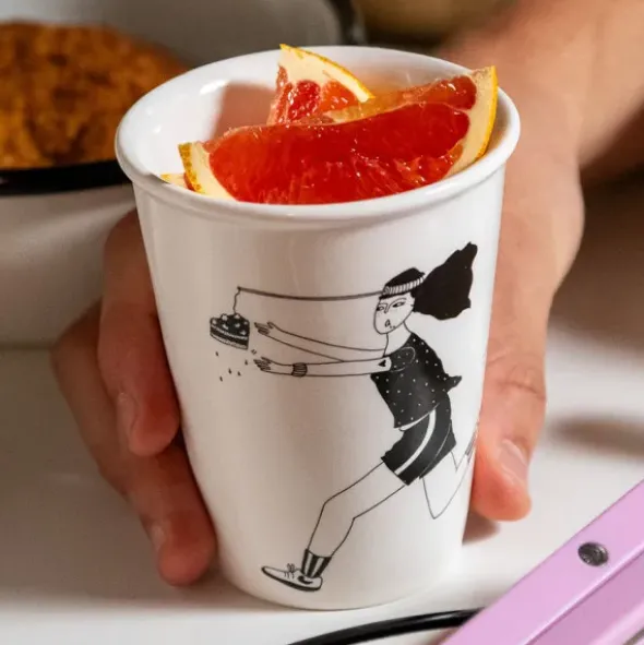 Porzellanbecher weiß - Motiv Frau jagt Kuchen "Motivation is key"