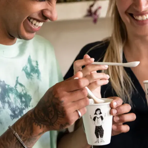 Porzellanbecher weiß - Motiv Frau mit Spruch-Shirt "Yes you can"