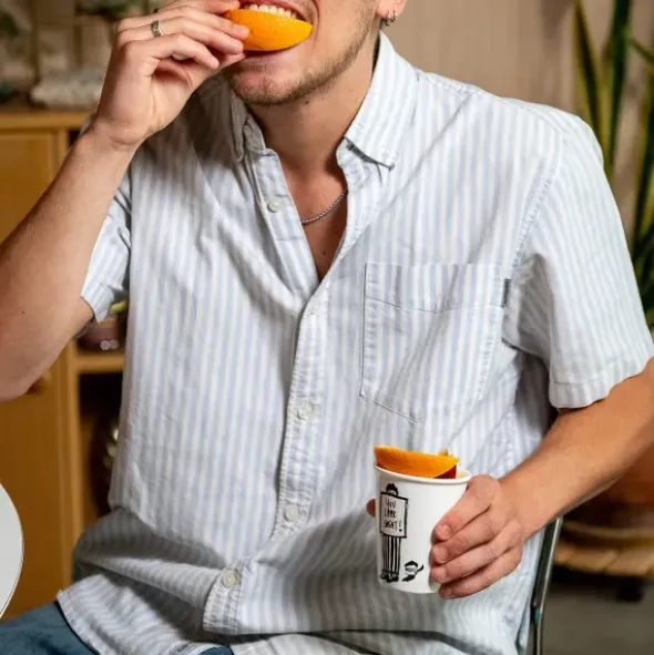 Porzellanbecher weiß - Motiv Mann mit Spruchschild "You look great!"