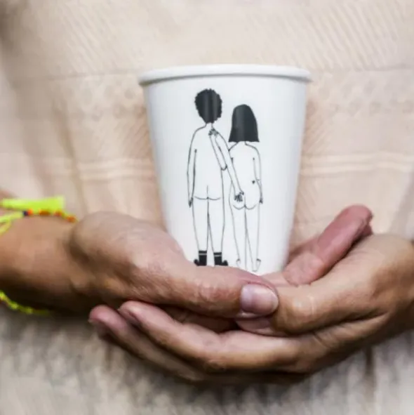 Porzellanbecher weiß - Motiv nacktes Paar Rückenansicht "Naked couple back"