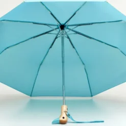 Regenschirm hellblau mit Entenkopf Griff aus Holz - Original Duckhead Taschenschirm