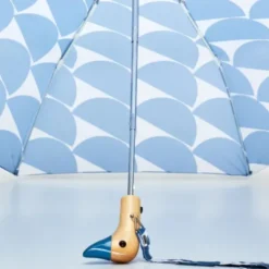 Regenschirm mit Entenkopf Griff aus Holz hellblau weiß gemustert - Original Duckhead Taschenschirm