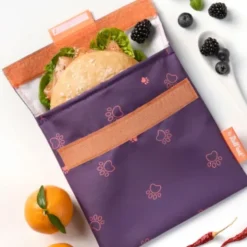 Sandwichtüte Snack´n´Go wiederverwendbar – lila Lunchbag & Brottasche mit Pfoten Motiv
