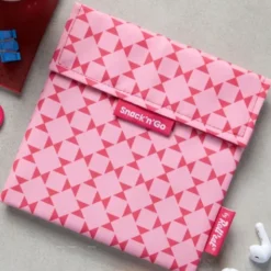Sandwichtüte Snack’n’Go wiederverwendbar – rosa Lunchbag mit grafischem Rautenmuster