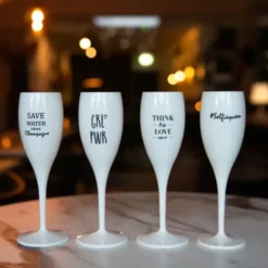 Sektglas IT'S A BOY - weißes Kunststoff Champagnerglas mit Botschaft
