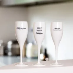 Sektglas IT'S A GIRL - weißes Kunststoff Champagnerglas mit Botschaft