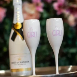 Sektglas IT'S A GIRL - weißes Kunststoff Champagnerglas mit Botschaft