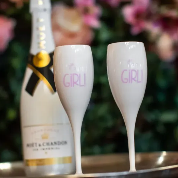 Sektglas IT'S A GIRL - weißes Kunststoff Champagnerglas mit Botschaft