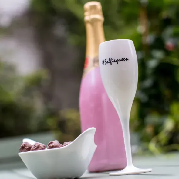 Sektglas #SELFIEQUEEN - weißes Kunststoff Champagnerglas mit Botschaft