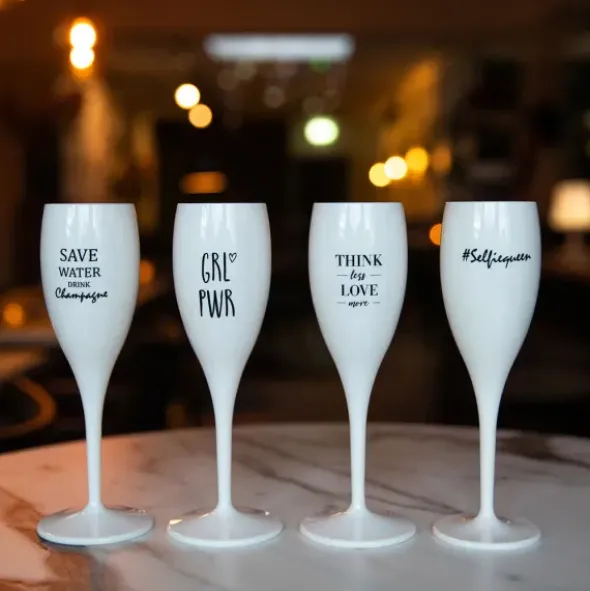 Sektglas WELCOME BABY! - weißes Kunststoff Champagnerglas mit Botschaft