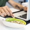 Snackschale Pistazie – Nussschale aus Keramik mit Deckel
