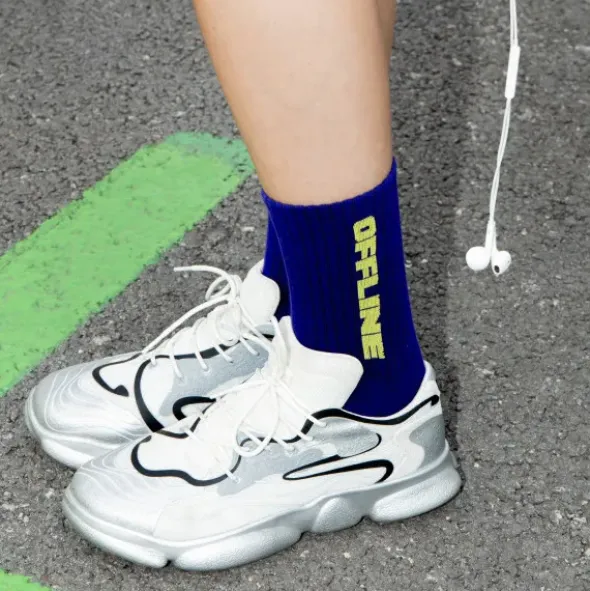 Spruchsocken "Offline is the new luxury"