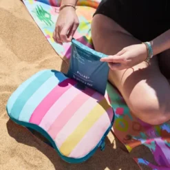 Strandkissen aufblasbar 35 x 27 cm bunt gestreift – mit Staufach & Zusatzbeutel zur Beschwerung