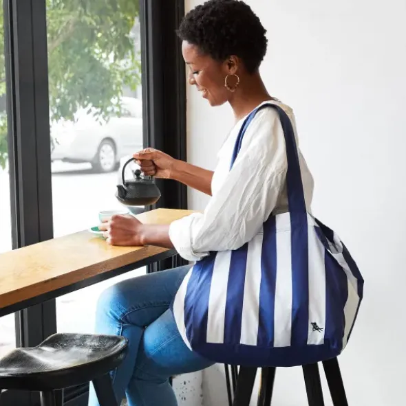 Strandtasche blau weiß gestreift – großer faltbarer Shopper mit Aufbewahrungsbeutel