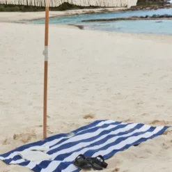 Strand- und Badetuch dunkelblau-weiß gestreift - XL Handtuch 200 x 90 cm mit Beutel, schnelltrocknend & leicht
