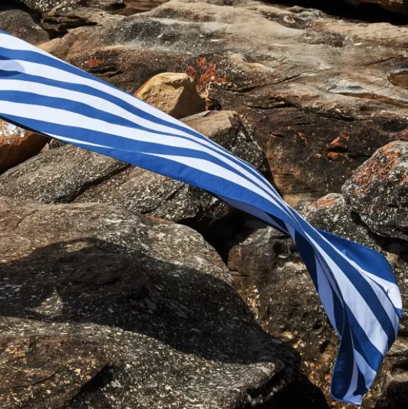 Strand- und Badetuch dunkelblau-weiß gestreift - XL Handtuch 200 x 90 cm mit Beutel, schnelltrocknend & leicht