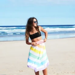 Strand- und Badetuch XL 200 x 90 cm mit Beutel - schnelltrocknend & leicht, bunt gestreift