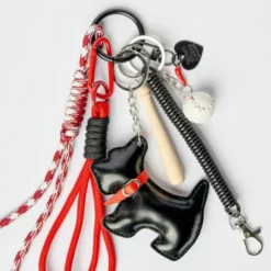 Taschenanhänger Hund schwarz – Anhänger mit abnehmbaren Charms
