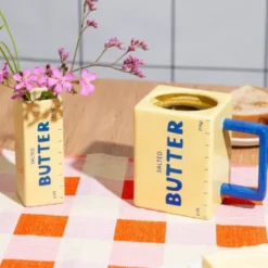 Tasse im Butter-Design aus Keramik