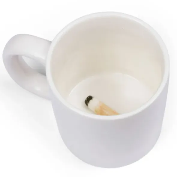 Tasse mit ekliger Attrappe am Boden - Zigarette